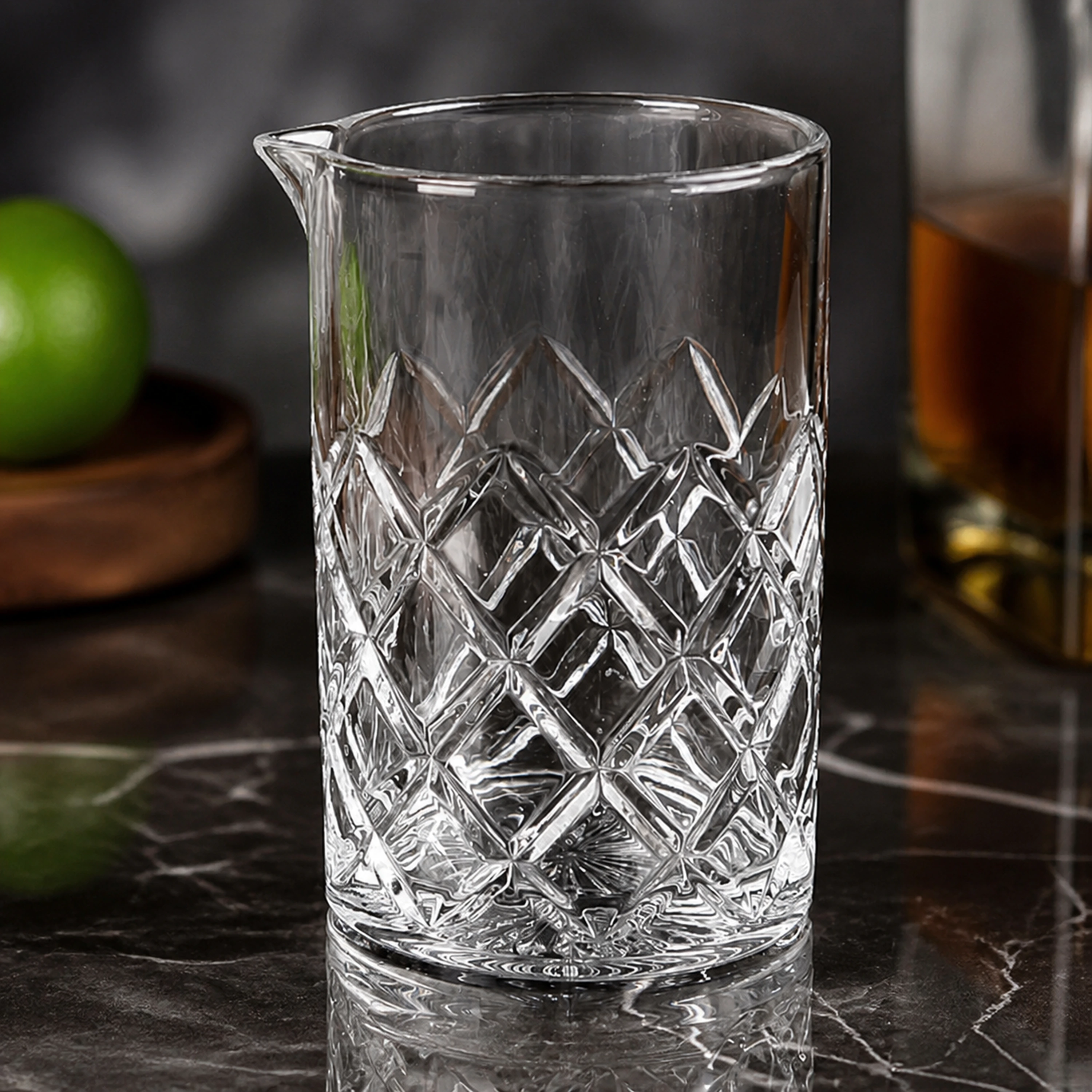 Vaso mezclador vidrio grabado para coctelería elegante