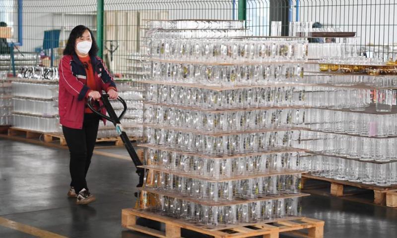 Los proveedores de vasos de vidrio para licor en China: Guía de importación 2026